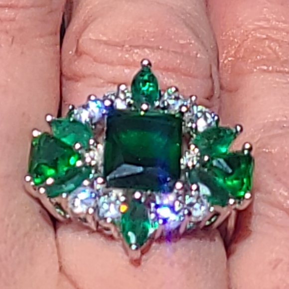 unknown Jewelry - Elegant Emerald Green Sterling Silver Ring